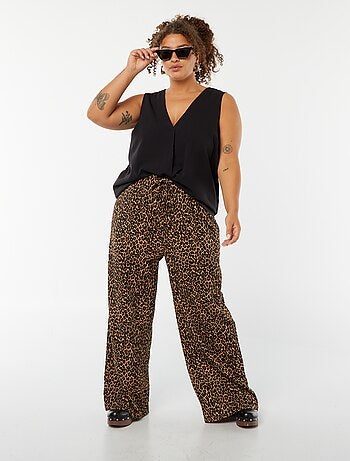 Blusa lisa con costura de fantasía en el cuello