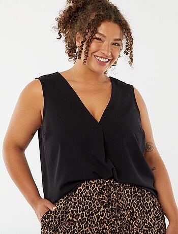 Blusa lisa con costura de fantasía en el cuello