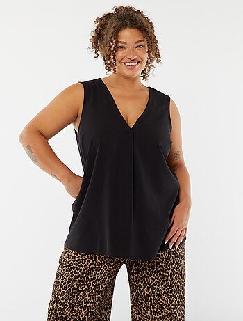 Blusa lisa con costura de fantasía en el cuello