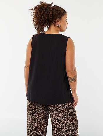 Blusa lisa con costura de fantasía en el cuello