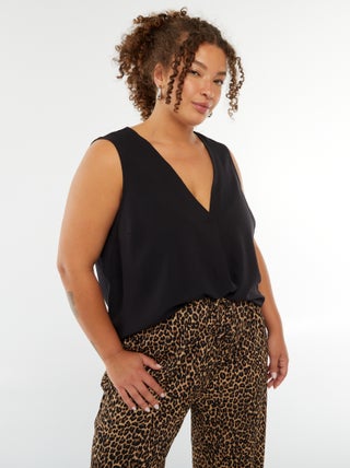 Blusa lisa con costura de fantasía en el cuello