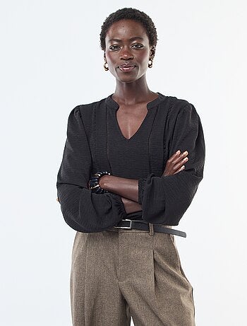 Blusa lisa con cuello en pico y bordados en la parte delantera