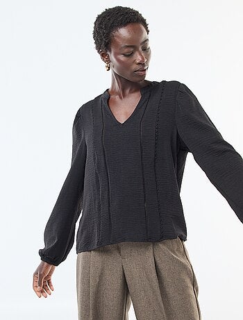 Blusa lisa con cuello en pico y bordados en la parte delantera