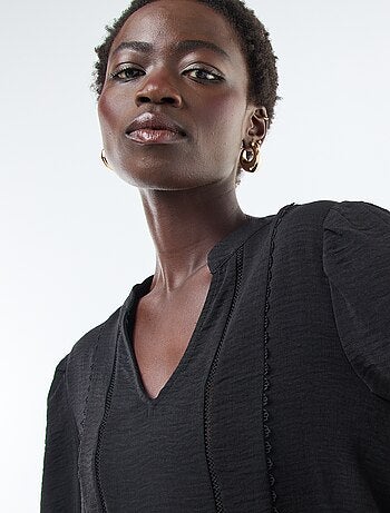 Blusa lisa con cuello en pico y bordados en la parte delantera