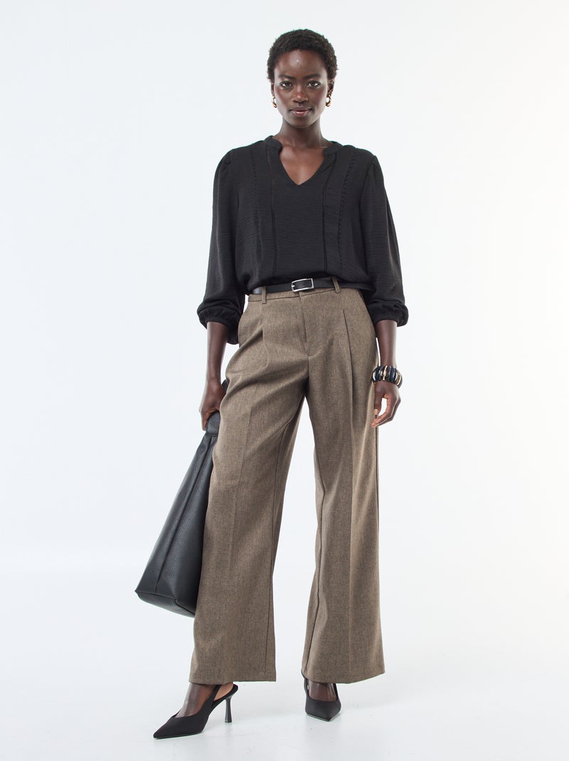 Blusa lisa con cuello en pico y bordados en la parte delantera Negro - Kiabi