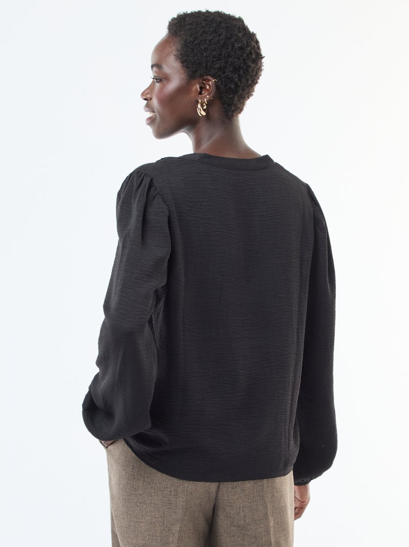 Blusa lisa con cuello en pico y bordados en la parte delantera Negro - Kiabi