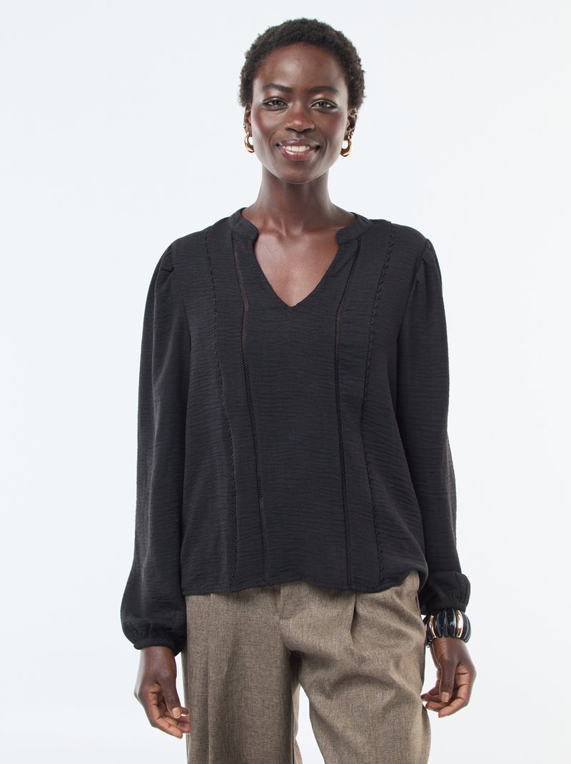 Blusa lisa con cuello en pico y bordados en la parte delantera Negro - Kiabi