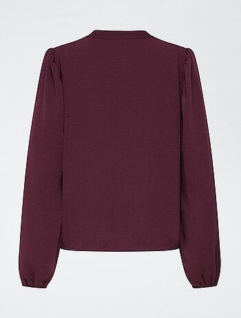 Blusa lisa con cuello en V y bordados en el delantero