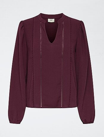 Blusa lisa con cuello en V y bordados en el delantero