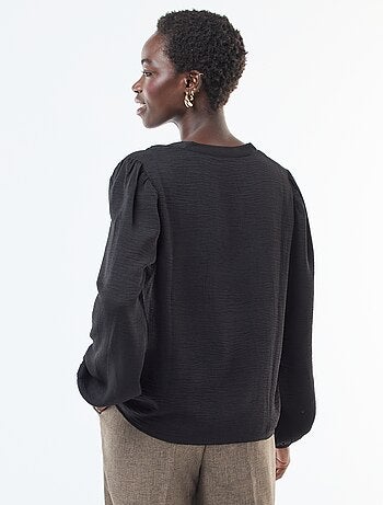 Blusa lisa con cuello en V y bordados en el delantero
