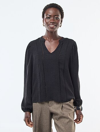 Blusa lisa con cuello en V y bordados en el delantero