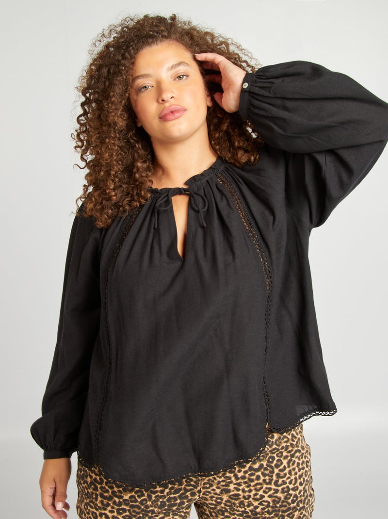 Blusa lisa con volantes y calados negro - Kiabi