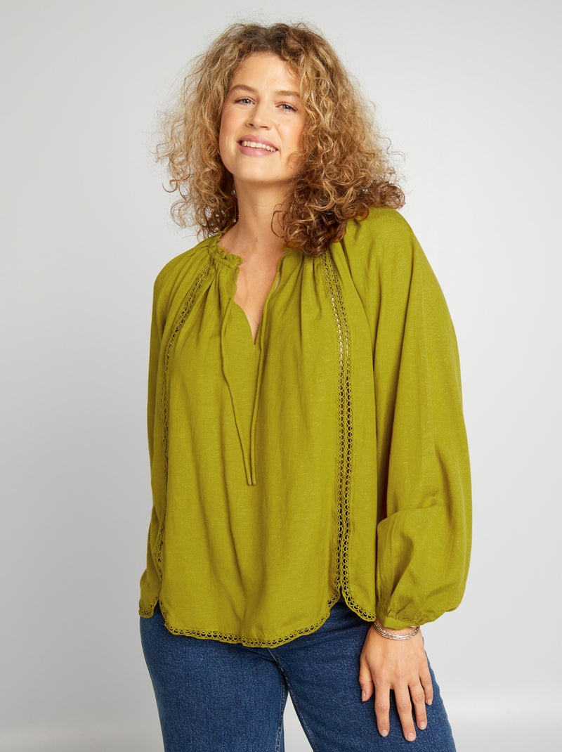 Blusa lisa con volantes y calados VERDE - Kiabi