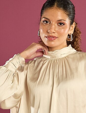 Blusa satinada con cuello alto fruncido