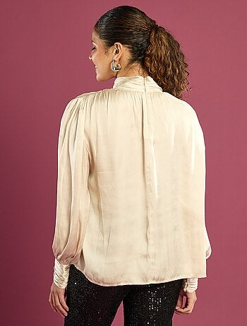Blusa satinada con cuello alto fruncido