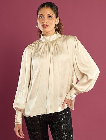 Blusa satinada con cuello alto fruncido