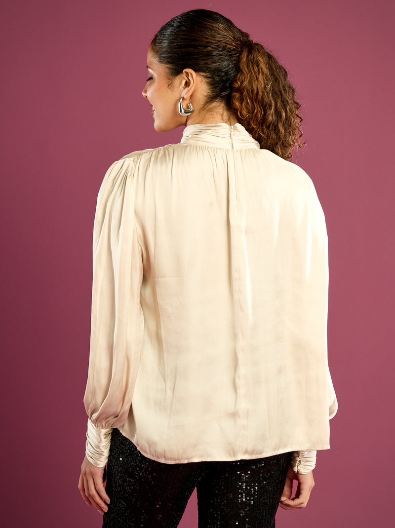 Blusa satinada con cuello alto fruncido Beige - Kiabi