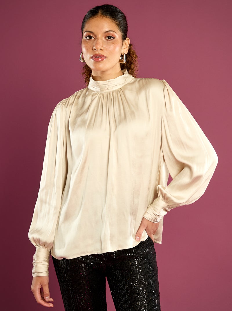 Blusa satinada con cuello alto fruncido Beige - Kiabi