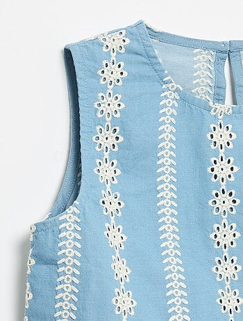Blusa sin mangas con bordados all over
