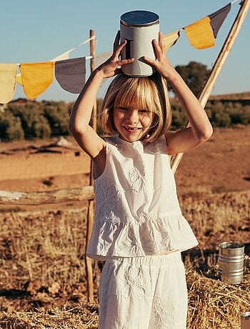 Blusa sin mangas con bordados florales