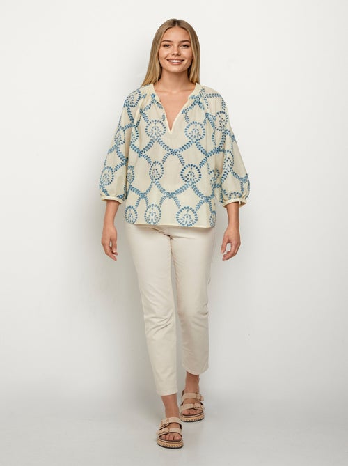 Blusa suelta con bordado calado y mangas 3/4 - AFIBEL - Kiabi Blusa suelta con bordado calado y mangas 3/4 - AFIBEL - Kiabi