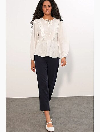 Blusa tejida con volantes y cierre de lazada bdart