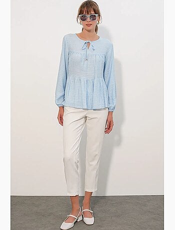 Blusa texturizada con nudo delantero bdart