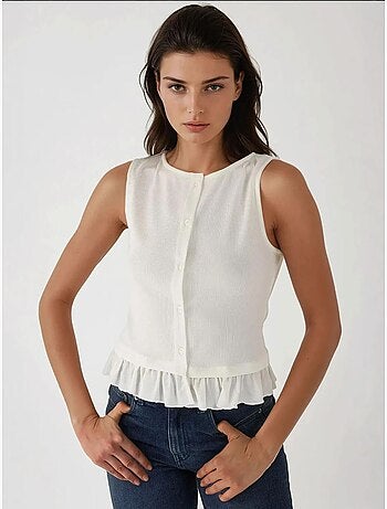 Blusa texturizada de cuello redondo con detalle de volante