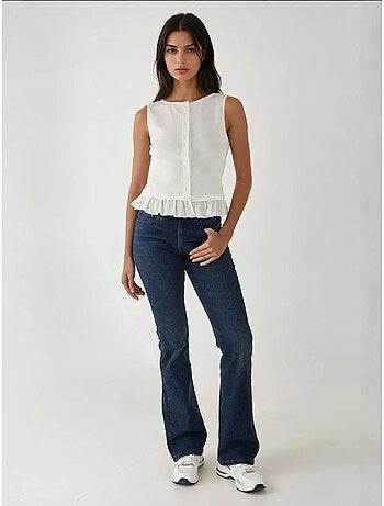 Blusa texturizada de cuello redondo con detalle de volante