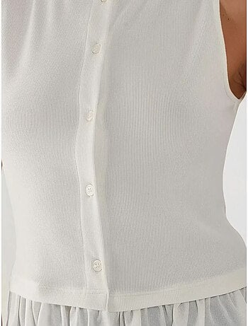 Blusa texturizada de cuello redondo con detalle de volante