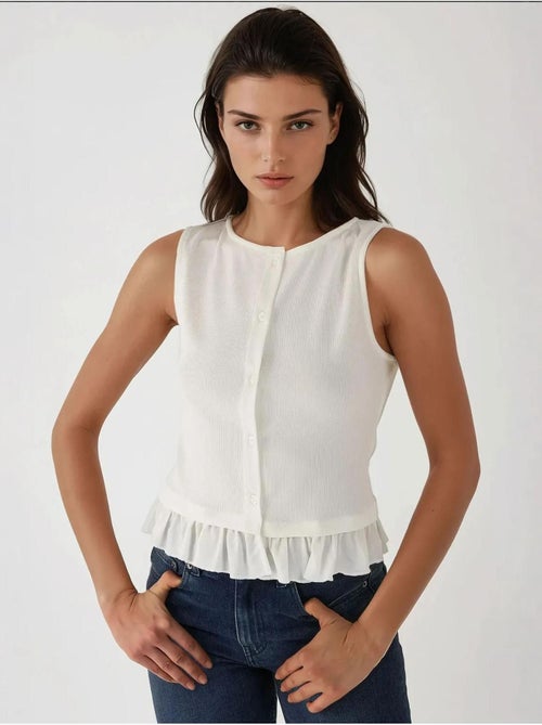 Blusa texturizada de cuello redondo con detalle de volante - Kiabi Blusa texturizada de cuello redondo con detalle de volante - Kiabi