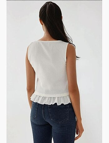Blusa texturizada de cuello redondo con detalle de volante hiccup