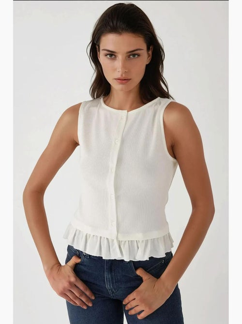 Blusa texturizada de cuello redondo con detalle de volante hiccup - Kiabi Blusa texturizada de cuello redondo con detalle de volante hiccup - Kiabi