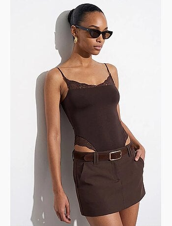 Blusa tipo body slim fit sin mangas de encaje dilvin