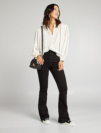 Blusa vaporosa con bordado de volantes y punto calado