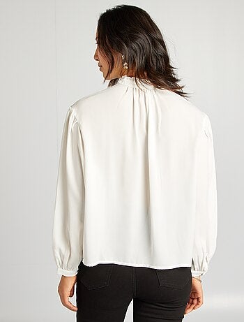 Blusa vaporosa con bordado de volantes y punto calado