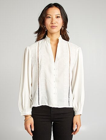 Blusa vaporosa con bordado de volantes y punto calado