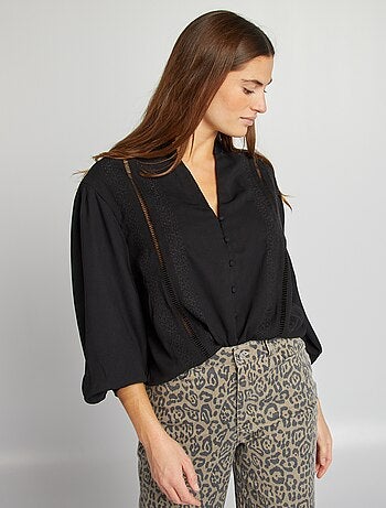 Blusa vaporosa con bordado de volantes y punto calado