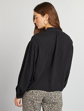 Blusa vaporosa con bordado de volantes y punto calado