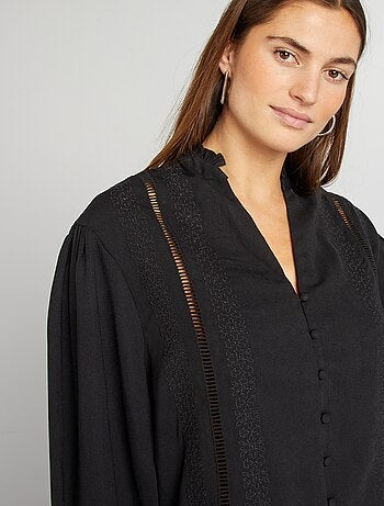 Blusa vaporosa con bordado de volantes y punto calado