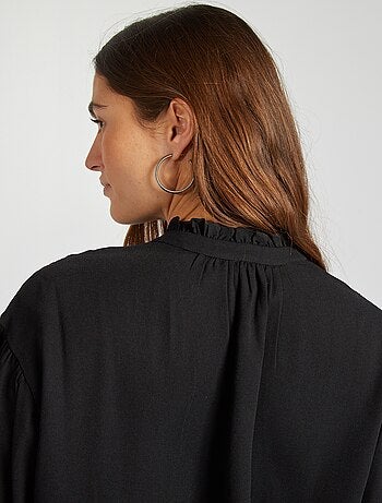 Blusa vaporosa con bordado de volantes y punto calado