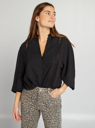 Blusa vaporosa con bordado de volantes y punto calado