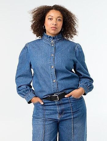 Blusa vaquera con cuello alto con volantes