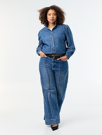 Blusa vaquera con cuello alto con volantes
