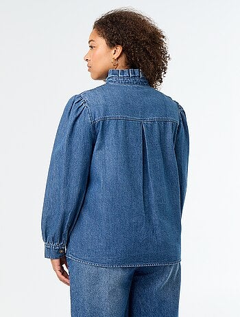 Blusa vaquera con cuello alto con volantes