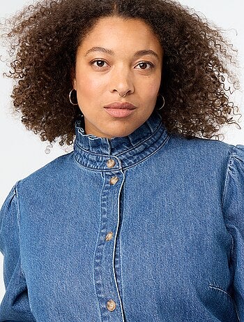 Blusa vaquera con cuello alto con volantes