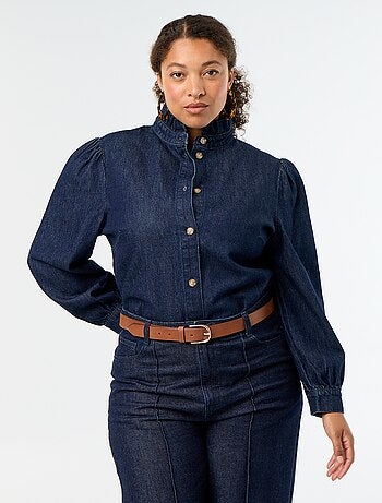 Blusa vaquera con cuello alto con volantes