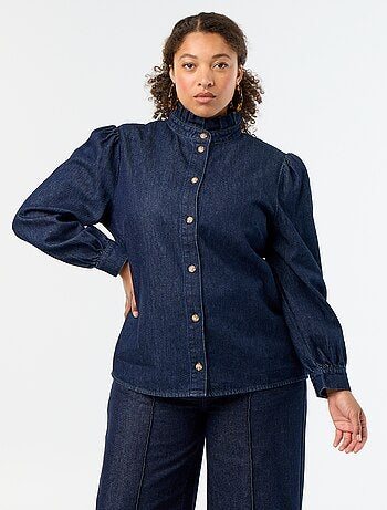 Blusa vaquera con cuello alto con volantes