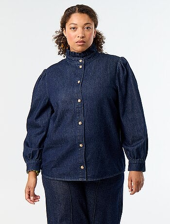 Blusa vaquera con cuello alto con volantes
