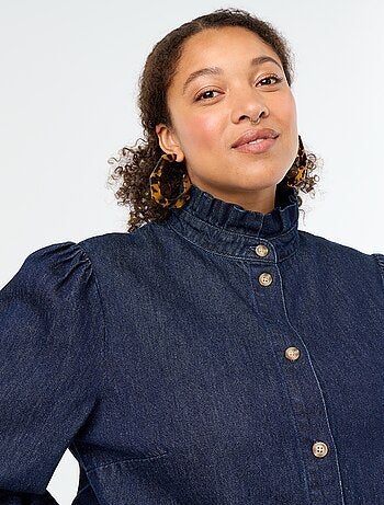 Blusa vaquera con cuello alto con volantes